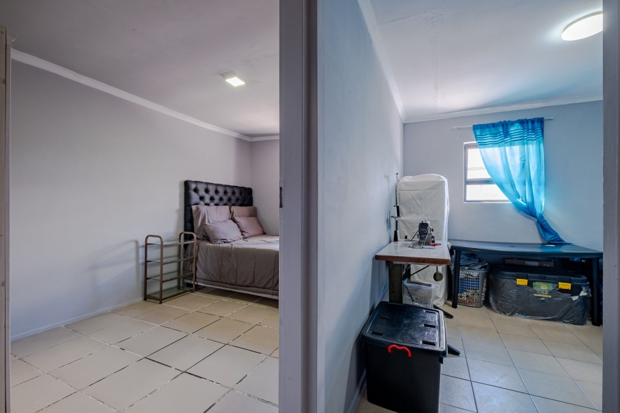 5 Bedroom Property for Sale in Lentegeur Western Cape